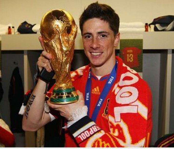 Torres vann heimsmeistaratitilinn í sumar og fagnaði með fána Liverpool um hálsinn.