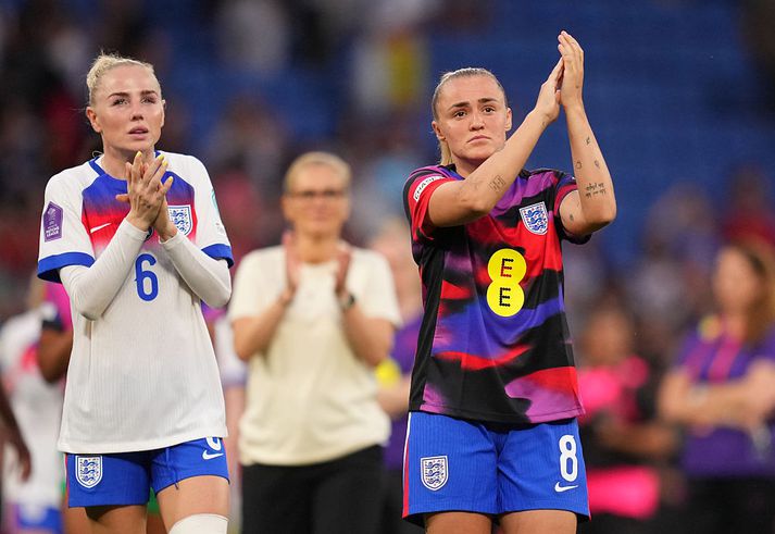 Alex Greenwood og Georgia Stanway vilja fá sem flesta stuðningsmenn til Sviss og greiða jafnvel úr eigin vasa til að hjálpa sínum nánustu að mæta á mótið.