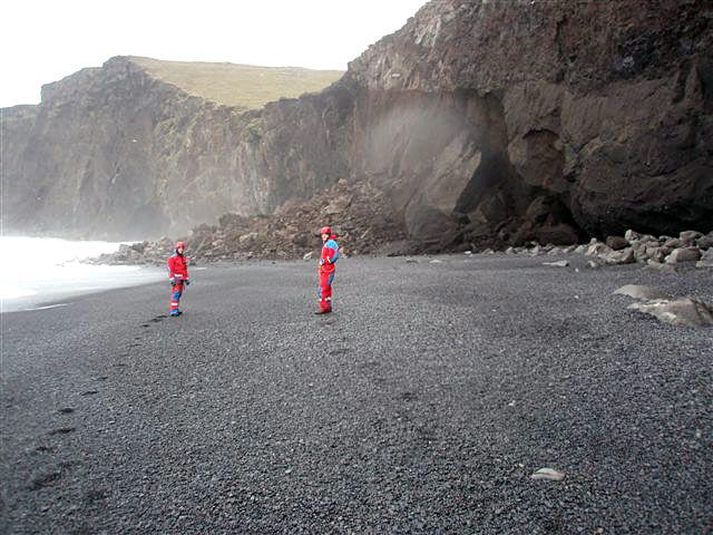 Fólkið féll um fjörutíu metra niður í fjöruna með þessari gríðarstóru skriðu.