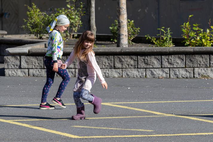 Börn tólf ára og yngri þurfa að vera komin heim klukkan átta. 