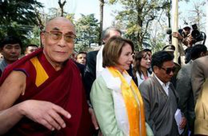 Dalai Lama er hér ásamt Nancy Pelosi, forseta fulltrúadeildar Bandaríkjaþings.