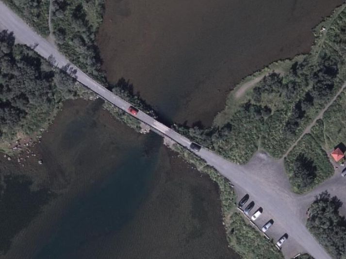 Brúin er í tveimur hlutum og er staðsett þar sem Helluvatn mætir Elliðavatni, nærri Elliðavatnsbænum. 