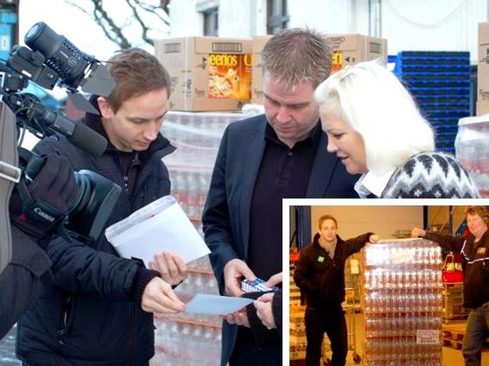 Heiðar Austmann afhenti Ásgerði styrki að viðstöddum Mattíasi Imsland formanni Fjölskylduhjálpar Íslands.