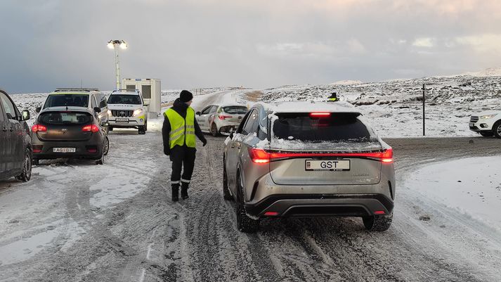 Grindvíkingar við lokunarpóstinn á mótum Krýsuvíkurvegar og Suðurstrandarvegar.