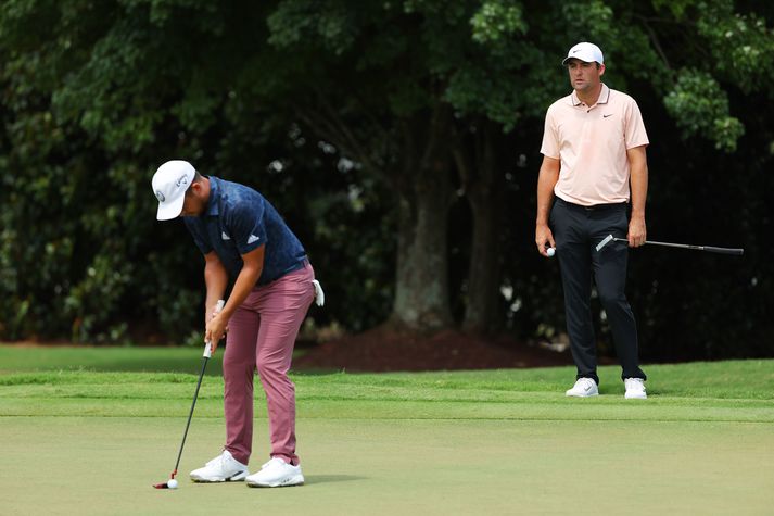 Scottie Scheffler fylgist með Xander Schauffele pútta í dag.