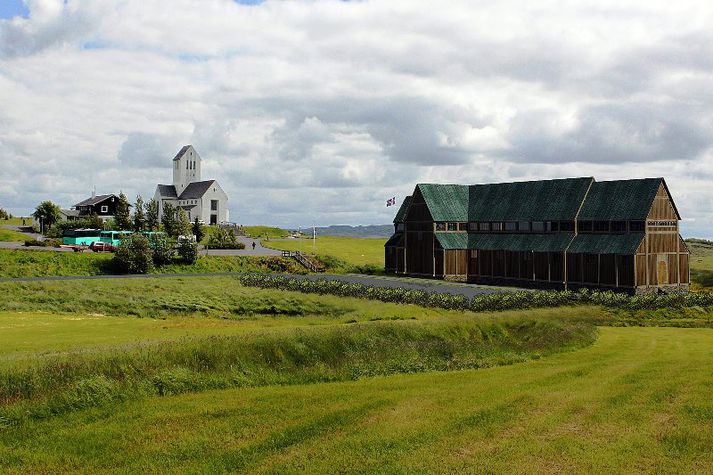 Þessi tölvugerða mynd gefur góða hugmynd um hvernig miðaldakirkjan myndi falla að núverandi umhverfi í Skálholti. Kirkja sem þarna stóð er talin hafa verið 50 metra löng, tólf metra breið og fjórtán metrar á hæð. Fjölbreytt menningarstarf fengi inni í kirkjunni ef hún rís, til dæmis í samvinnu við Þjóðminjasafn, Listasafn Íslands, Listaháskólann, leikhúsin í landinu og fleiri, eins og segir í greinargerð um endurreisn þessa stórvirkis í menningarsögu landsins.