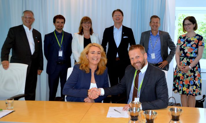 Charlotta Sund, framkvæmdastjóri Ericsson í Norður-Ameríku og Mið-Asíu, og Orri Hauksson, forstjóri Símans, handsala samninginn.