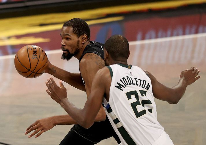 Kevin Durant og Khris Middleton í baráttunni í nótt. Báðir skoruðu yfir 30 stig.