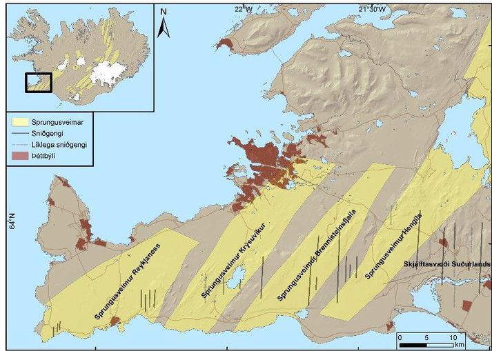 Kort sem sýnir sprungusveima á Reykjanesskaga. Reykjanessbær er utan sprungusveims Reykjaness en Grindavík innan hans. Enn fremur sést að austustu úthverfi Reykjavíkur, Kópavogs og Garðabæjar liggja innan sprungusveims Krýsuvíkur.