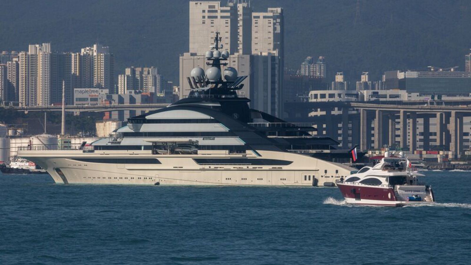 Rúss­nesk lúxussnekkja fór um Hormús-sund án vand­ræða