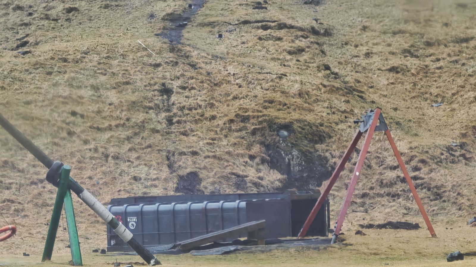 Stærðar gámur valt af Fjósakletti og lenti á hvolfi