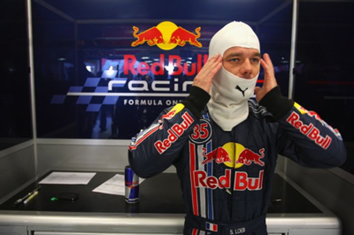 Sebastian Loeb setur á sig hjálminn á Barcelona brautinni þar sem hann er við æfingar með Formúlu 1 liði Red Bull.