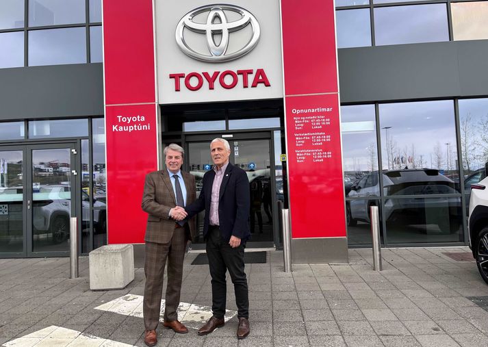 Úlfar Steindórsson, forstjóri Toyota á Íslandi (t.v.), og Runólfur Ólafsson, framkvæmdastjóri FÍB, við undirritun samningsins milli Toyota á Íslandi og FÍB. Samningurinn felur í sér að vegaaðstoð fylgir fyrir umráðamenn sem keyra um á nýjum bíl sem fluttur er inn af Toyota á Íslandi eða notuðum bíl sem seldur er undir vörumerkjum Betri notaðra bíla.