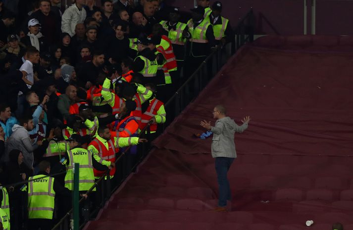 Stuðningsmaður Chelsea storkar hér stuðningsmönnum West Ham á leik liðanna í vikunni.