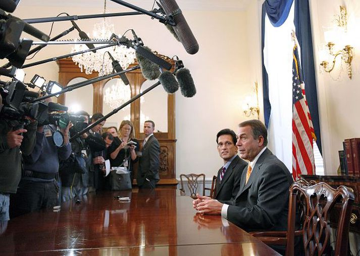 Repúblikanarnir Eric Cantor, agameistari nýja meirihlutans í fulltrúadeild, og John Boehner, nýr forseti fulltrúadeildar, kölluðu fjölmiðla á sinn fund í gærmorgun. fréttablaðið/AP
