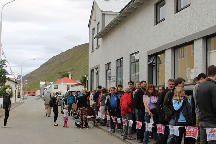 Röð á sýninguna How to become Icelandic in 60 minutes