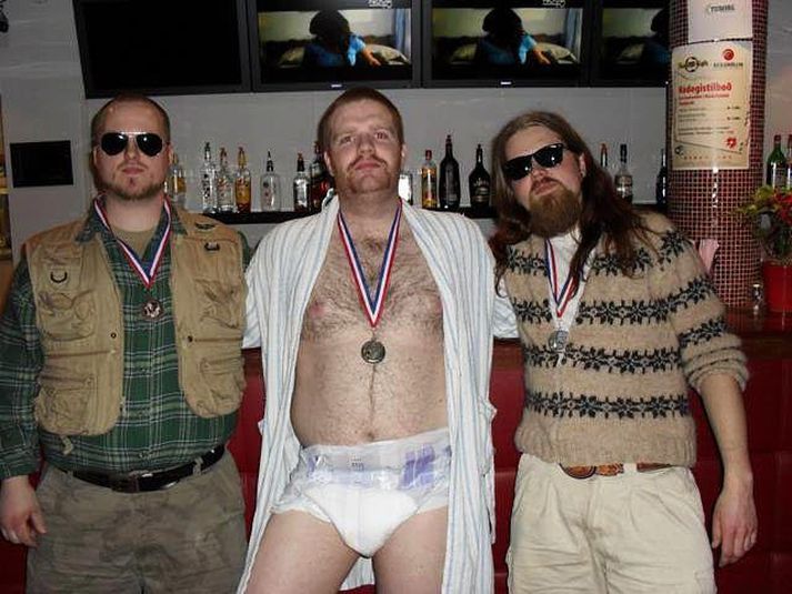 Hörður í miðjunni ásamt helstu keppinautum sínum í búningakeppni Big Lebowski-hátíðarinnar.