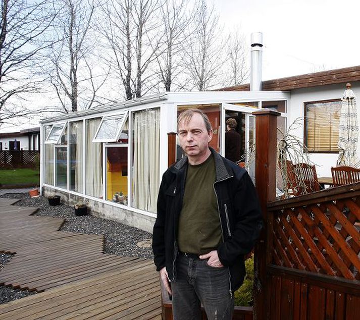 Friðjón er langeygur eftir úrbótum á húsi sínu. Ekki liggur enn fyrir mat við viðgerðarkostnað. Tæplega ár er liðið frá Suðurlandsskjálftanum.fréttablaðið/stefán