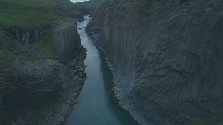 Séð upp með Stuðlagili. Neðri hluti stuðlabergsins sást ekki fyrr en Jökulsá var stífluð við Kárahnjúka.