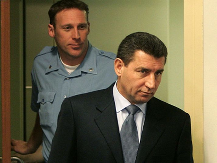 Ante Gotovina leiddur fyrir stríðsglæpadómstólinn.