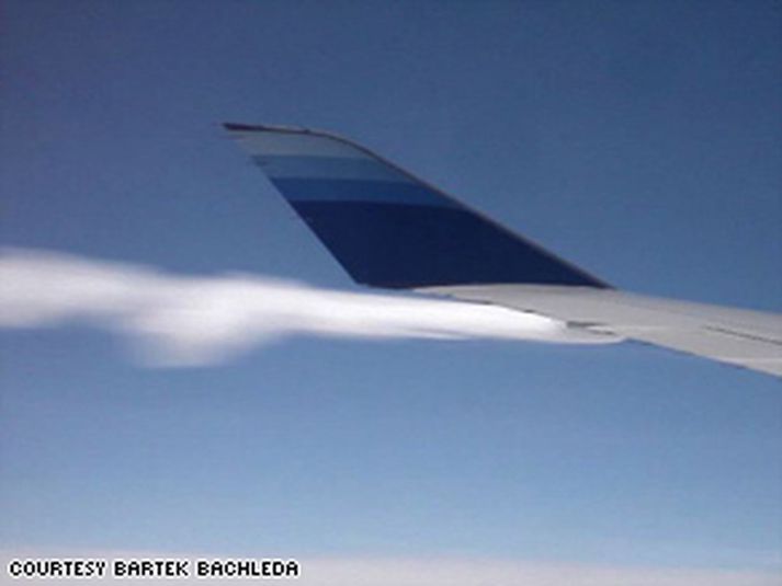 Eldsneytið streymir úr vinstri væng vélarinnar.