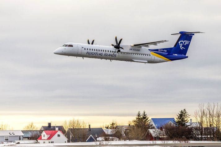 Bombardier Q400 flugvélin yfir Reykjavík.