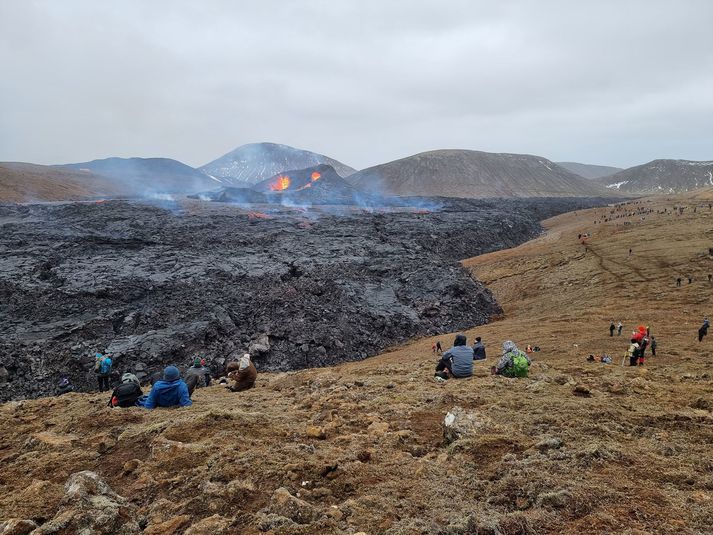 Lögreglan á Suðurnesjum áætlar að tvö til þrjú hundruð manns hafi verið mættir á gossvæðið í morgun.