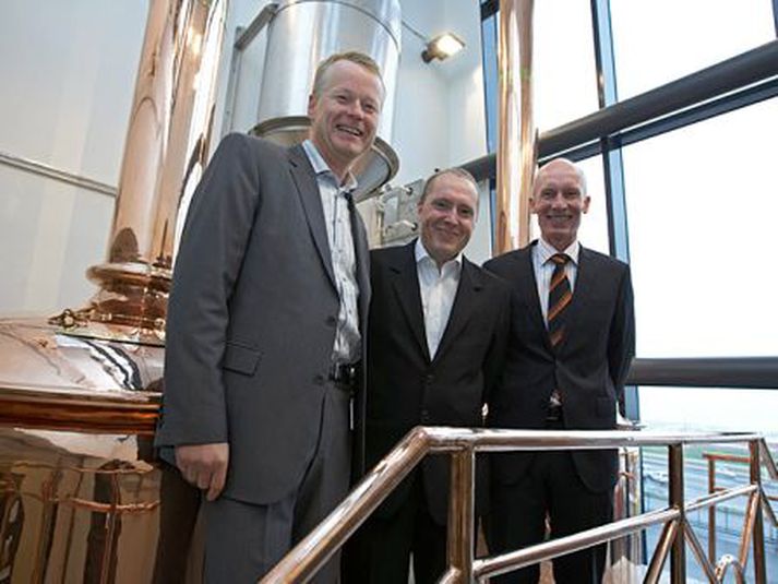 Andri Þór Guðmundsson, forstjóri, Pétur Kristján Þorgrímsson, aðstoðarforstjóri og Októ Einarsson, stjórnarformaður, stilla sér upp við glæný bruggtæki í anddyri nýja hússins.