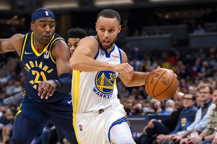 Stephen Curry skýst framhjá Kelan Martin í leiknum í Indianapolis í nótt.