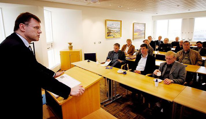fjármálaráðherra á fundi Árni Mathiesen fjármálaráðherra kynnti aðgerðir ríkisstjórnarinnar á hádegisverðarfundi FÍS í Húsi verslunarinnar í gær. 
