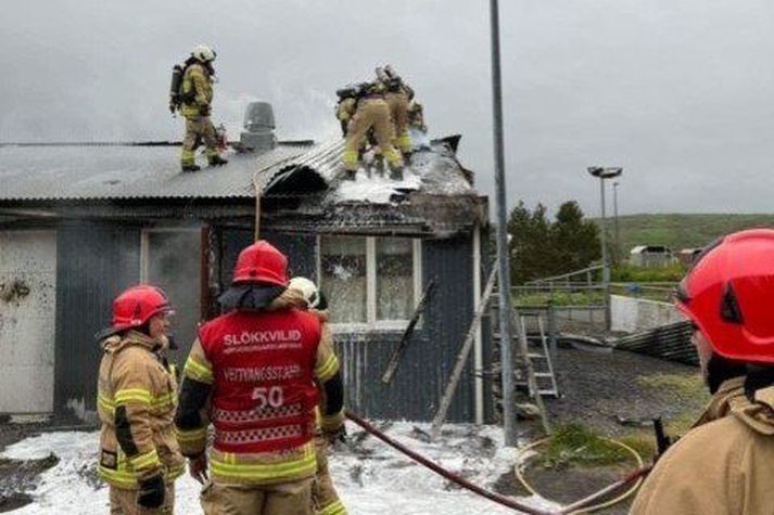 Slökkvilið höfuðborgarsvæðisins slökkti eldinn og bjargaði hestunum.