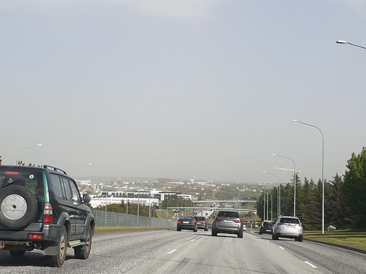 Svona var um að lítast yfir höfuðborgarsvæðinu á fimmta tímanum en mistrið er greinilegt.