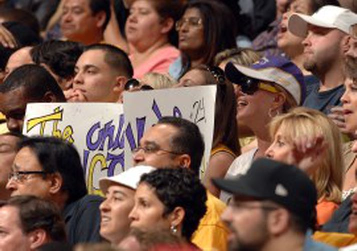 Britney Spears sést hér hægra megin fyrir miðju á leik L.A. Lakers í gær. Er hún með derhúfu og stæðrarinnar sólgleraugu. Virðist hún skemmta sér konunglega.