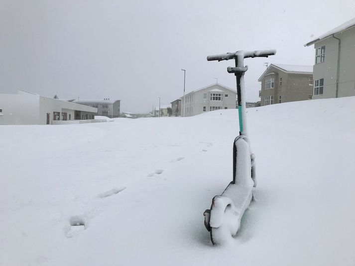 Menn fara ekki langt á rafskútu í svona færð.