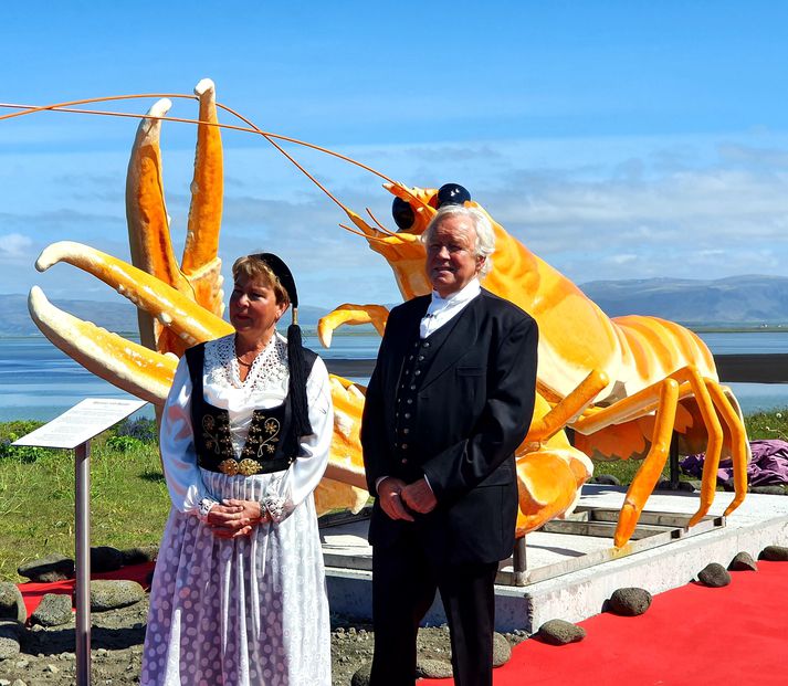 Hjónin Hannes og Þórhildur á Hrauni í Ölfusi og eigendur af veitingastaðnum Hafinu Bláa í Ölfusi við humarlistaverkið á staðnum.