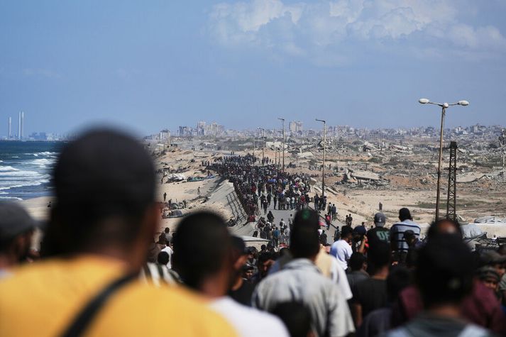 Palestínumenn streyma fótgangandi norður Gasaströndin eftir að langþráð vopnahlé tók gildi í dag.