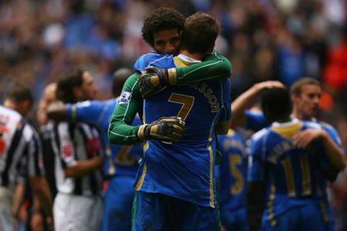 David James fagnar hér bikarsigri Portsmouth með Hermanni Hreiðarssyni vorið 2008.