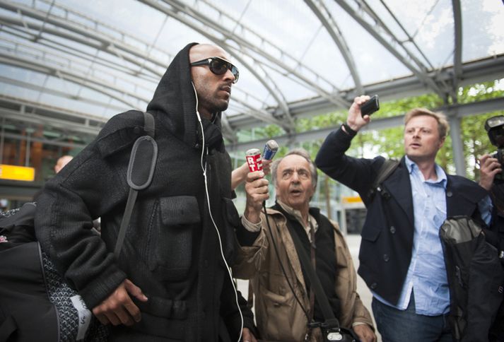 Blaðamenn og ljósmyndarar sátu um Anelka er hann lenti á Heathrow-flugvelli.