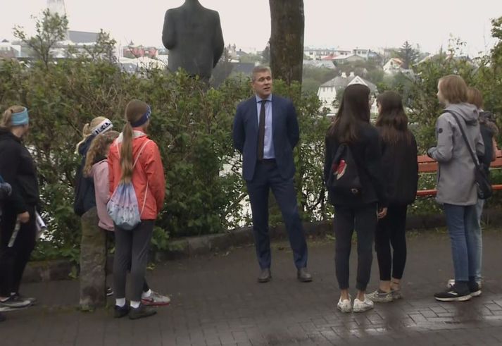 Grunnskólabörn ræddu við Bjarna Benediktsson eftir að hann hafði svarað spurningum fréttamanns okkar á staðnum.