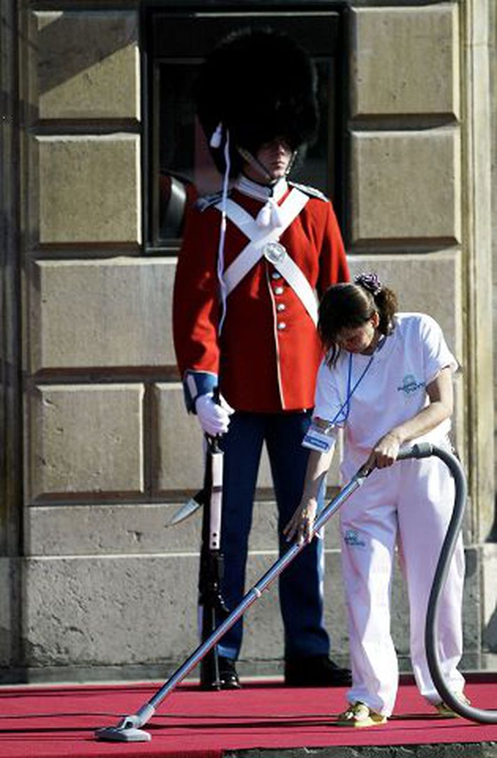 Þessir Danir vinna vinnuna sína.
