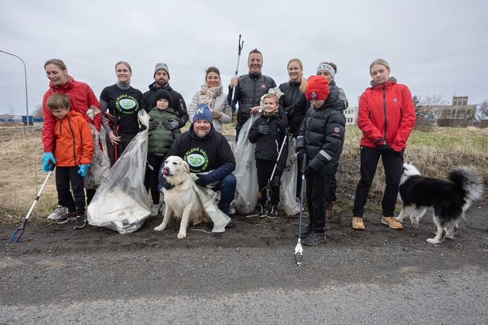 Einar Bárðarson, fyrir miðju, er einn þeirra sem kemur að Stóra plokkdeginum. Hér er hann ásamt hópi duglegra plokkara á Stóra plokkdeginum í fyrra. Myndir/Mummi Lú.