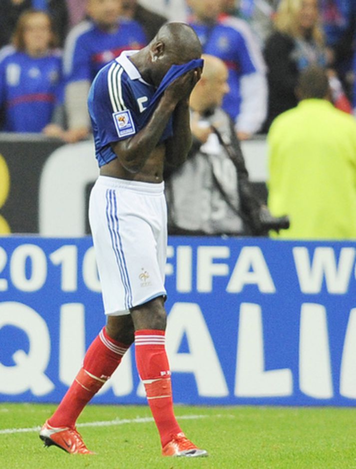 William Gallas var heldur niðurlútur eftir að Frakkar gerðu jafntefli við Rúmeníu í kvöld.