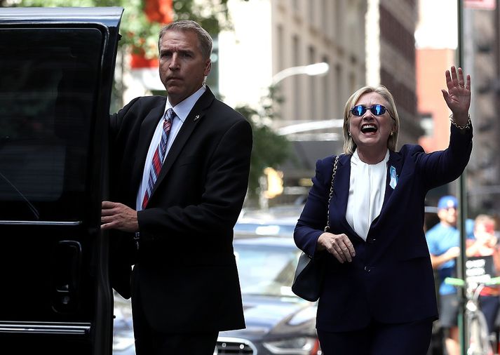 Hillary virtist hin hressasta eftir að hafa jafnað sig á heimili dóttur sinnar í dag.