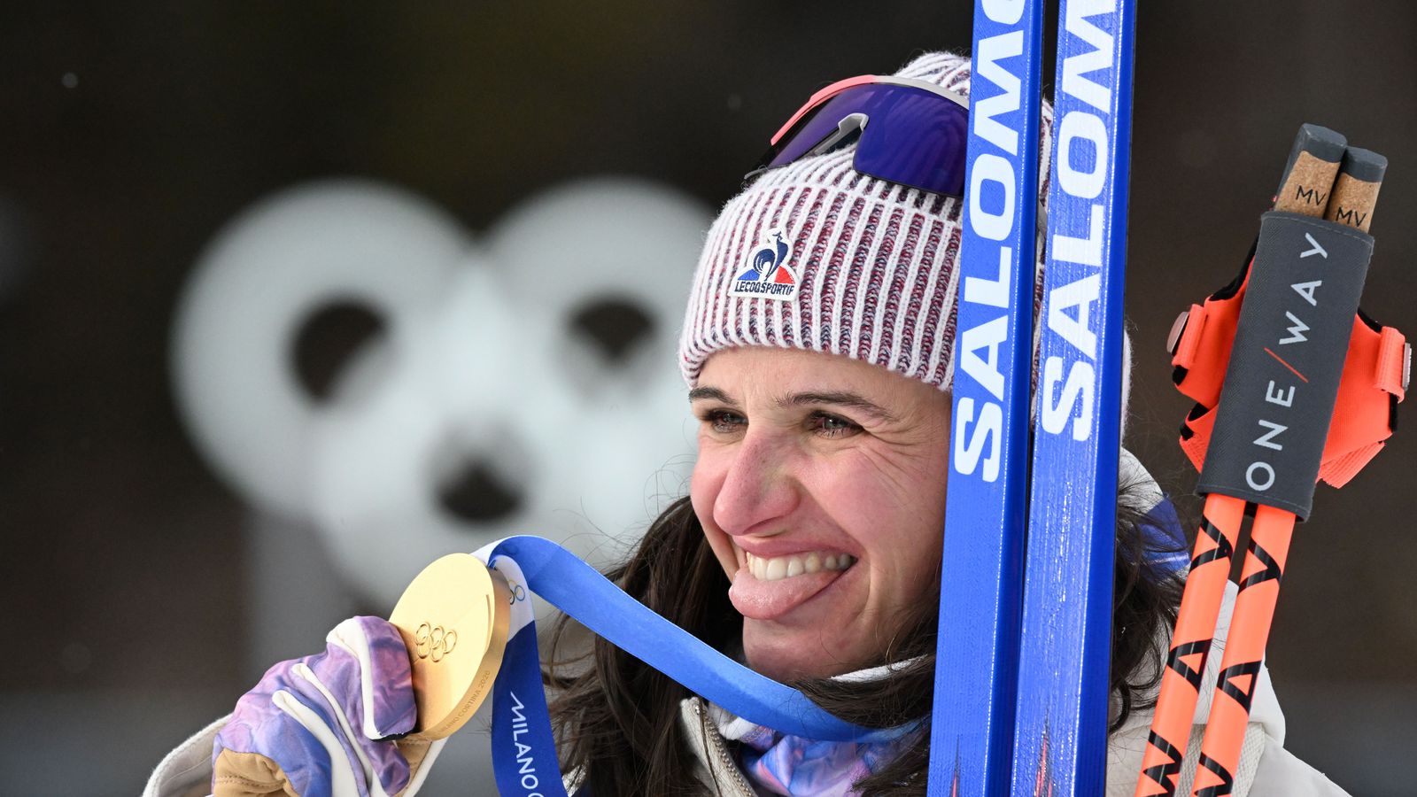 Stal kredit­korti liðsfélaga og fagnaði gulli fyrir framan hana