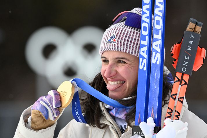 Julia Simon stakk út tungu og sussaði líka í fagnaðarlátunum. 