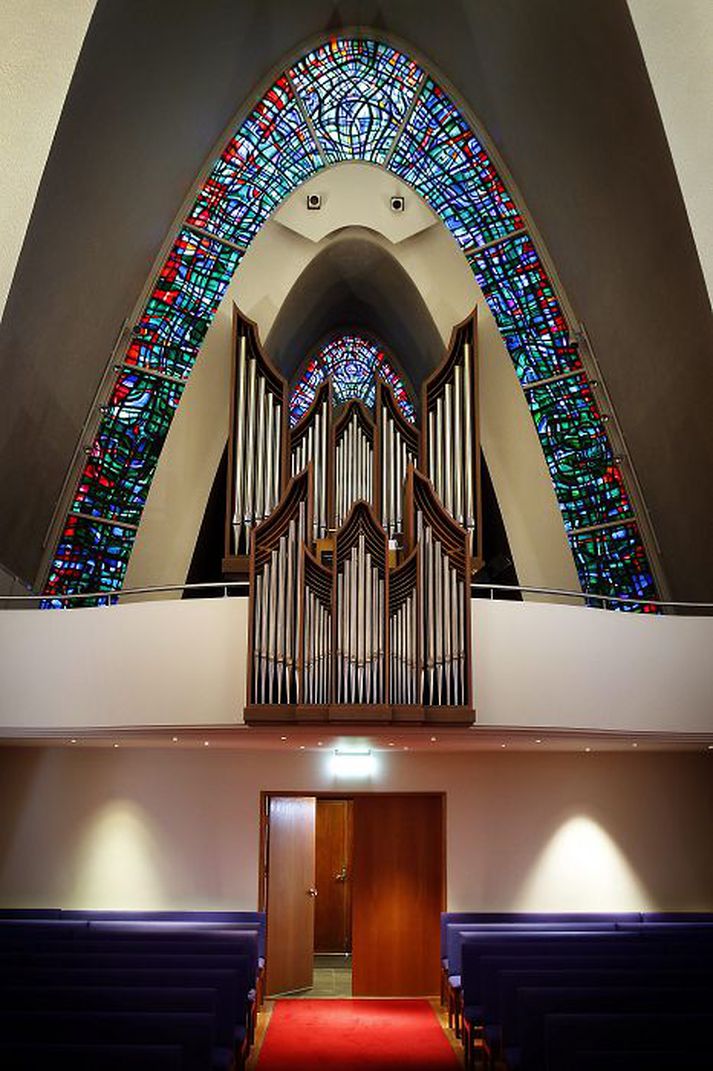 Gluggar Gerðar Helgadóttur setja sterkan svip á Kópavogskirkju.