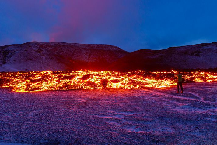 Ljósmyndari Vísis tók þessa fallegu mynd í nótt, af hrauninu renna fram á nýjum stað.