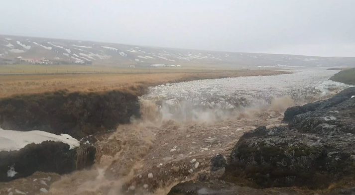 Yfirleitt má sjá friðsælan foss renna niður í Kolugljúfur. Allt annað var á teningnum einn vordag fyrr á árinu.