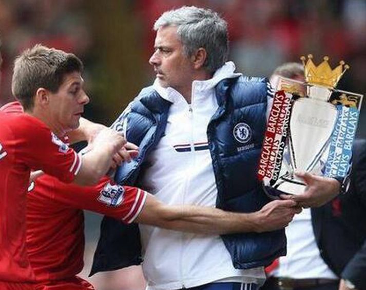 Mourinho er hér búinn að hrifsa bikarinn af Gerrard.