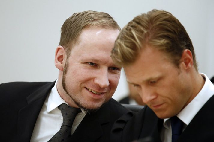 Anders Behring Breivik ásamt lögmanni sínum.